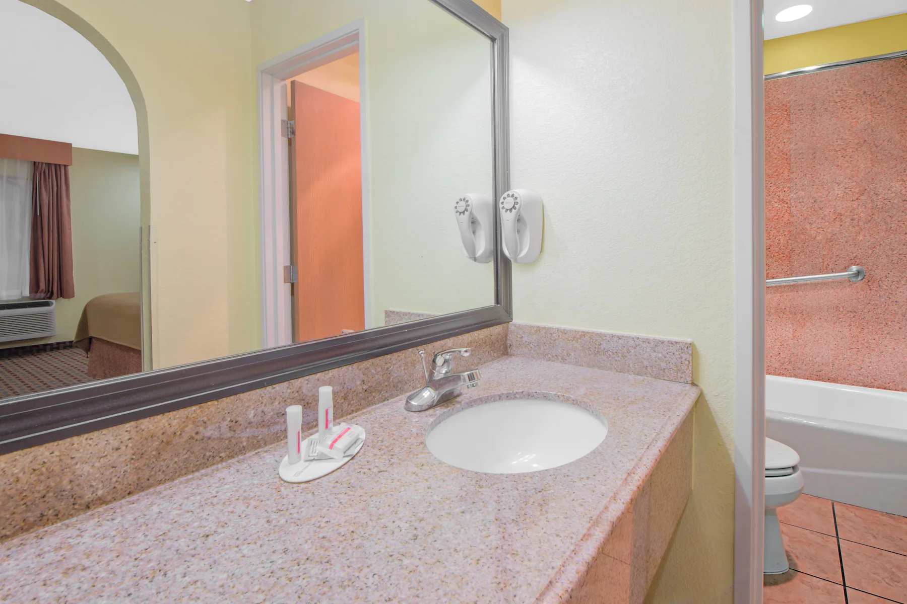 Days Inn & Suites Lubbock South